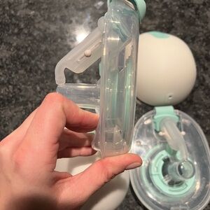 Willow Go Breast Pump with reusable containers